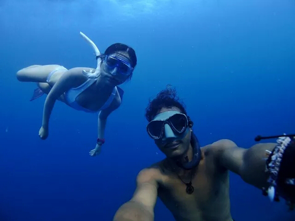 潛水拍照新姿勢(shì)，放下你的剪刀手，我們來(lái)這樣拍